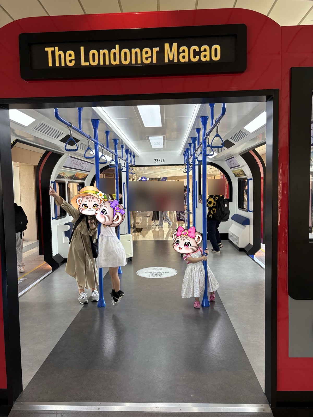 ロンドナーの電車のオブジェ。こまぬもこみぬも夢中。