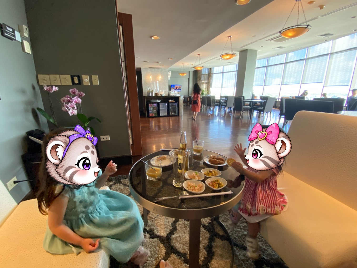 姉妹とラウンジへ。外出せずに食事を取れるのが助かりました。