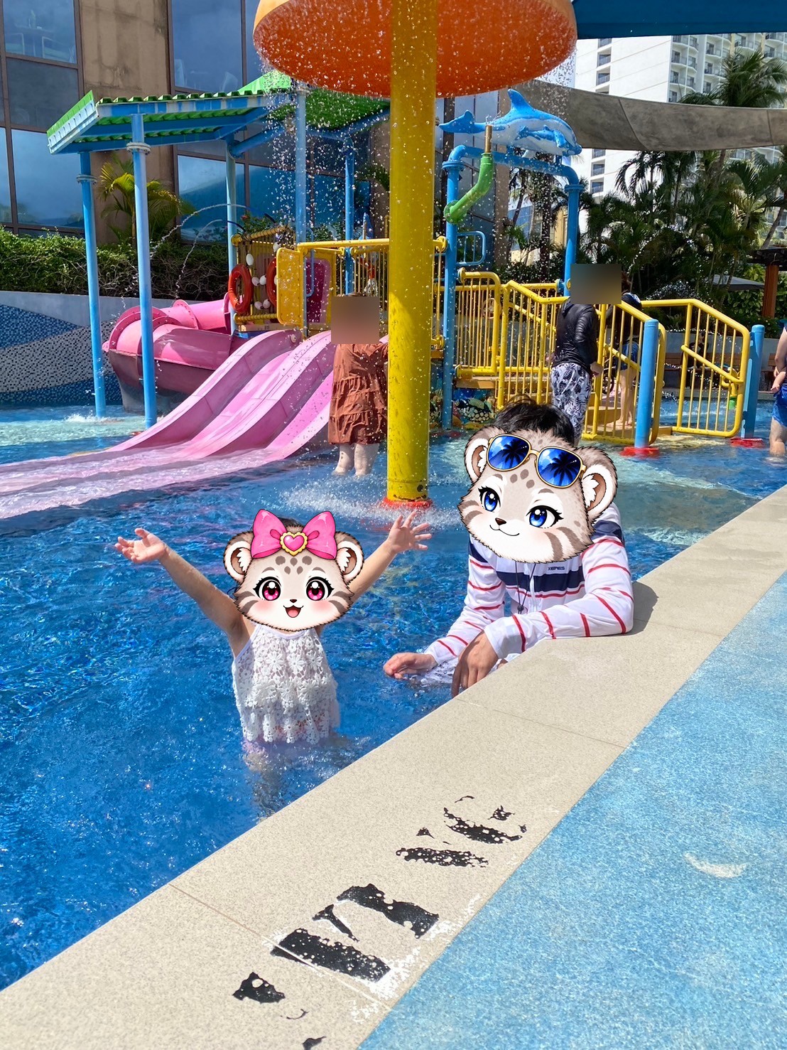 こみぬも浅いプールで水遊び。遊べる場所がいろいろありました。