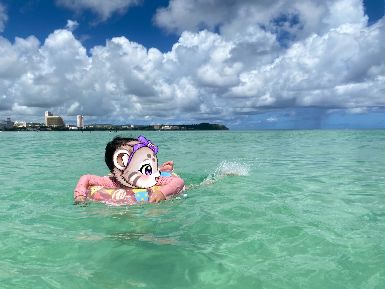 浮き輪で浅い海へ。滞在中は穏やかな波で、海遊びを楽しめました。