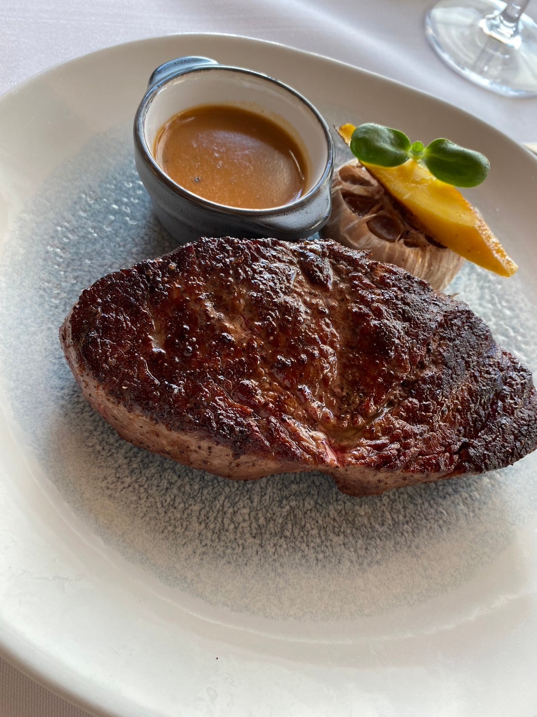 最後の日はアルフレードズ・ステーキハウスへ。こまぬもステーキを食べました。